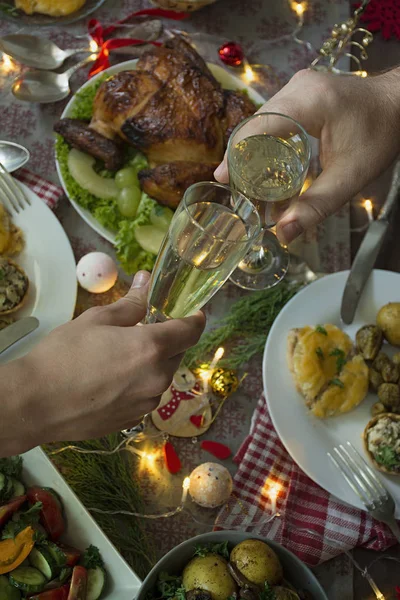 Champán en las manos. Navidad 2020. Mesa de Navidad. Año Nuevo . — Foto de Stock