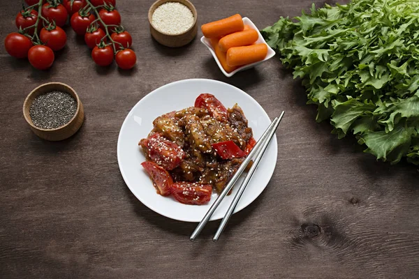 Auberginen, Paprika und Karottensalat. koreanischer Auberginensalat. weißer Hintergrund. Vegetarismus. Blick von oben. Kopierraum. flache Lage. — Stockfoto