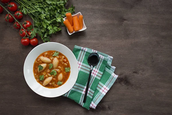 Minestrone soppa med pasta och örter. Italiensk mat.Mörk trä bakgrund. Ort för text. — Stockfoto