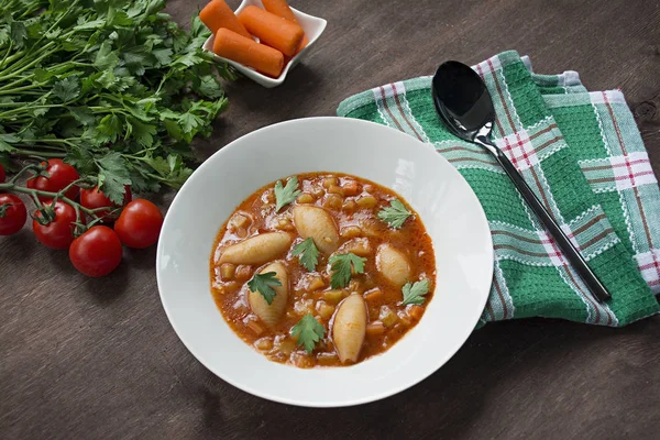 Minestrone soppa med pasta och örter. Italienska rätter. Vit trä bakgrund. Plats för text. — Stockfoto