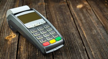 POS yazarkasa terminali ahşap bir masada. Nakitsiz ödemeler. Yan görüş. Boşluğu kopyala.