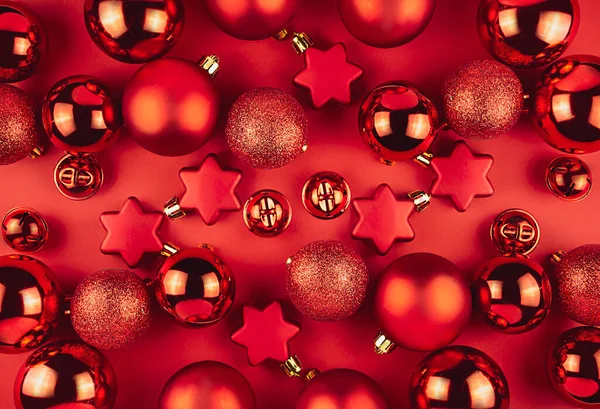 圣诞背景是红色的球 蛇形和红色背景上的星星 圣诞节的背景平躺在地上 尽收眼底 复制空间 — 图库照片