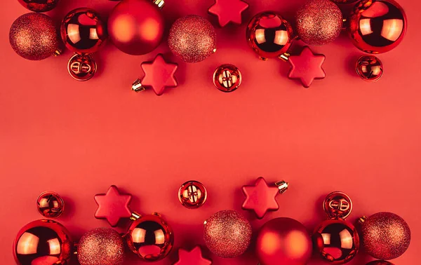 圣诞框架红色的球 蛇和星星在红色的背景 假日圣诞装饰 圣诞节的背景横幅模型 明信片 平躺在床上复制空间 — 图库照片