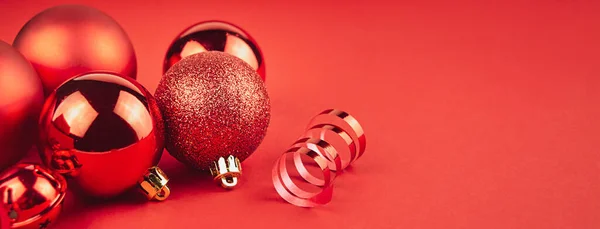 红球圣诞卡红色背景上的蛇纹石圣诞节的背景 横幅模型 明信片 复制空间 — 图库照片