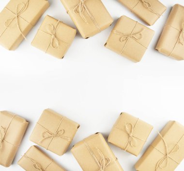 Beyaz arka plandaki hediye kutularından çerçeveler. Düz yat, boşluğu kopyala.