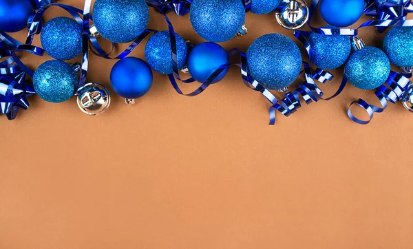 圣诞背景蓝色的球和流光在一个褐色的桌子上 圣诞节的背景平躺在地上 尽收眼底 复制空间 — 图库照片