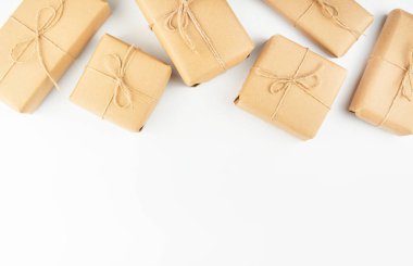 Beyaz arka plandaki hediye kutularından. Düz yat, boşluğu kopyala.