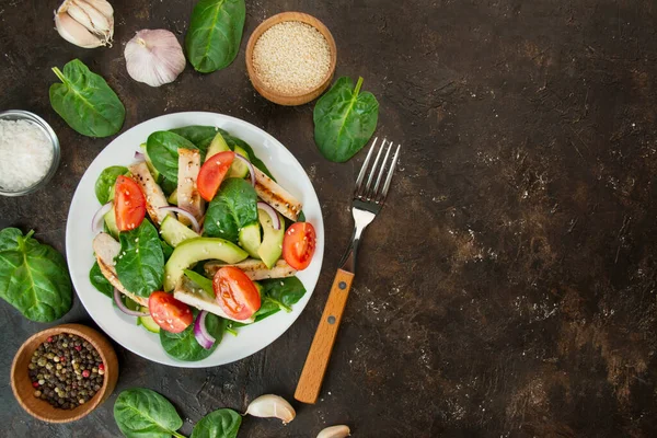 Ein Gesunder Salat Aus Hühnerbrust Frischem Gemüse Spinatblättern Avocado Und — Stockfoto