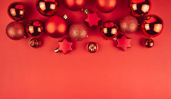圣诞背景来自红色背景的新年红球 圣诞节的背景平躺在地上 尽收眼底 复制空间 — 图库照片