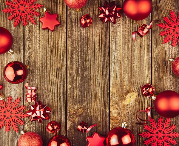 Різдвяна Композиція Рамка Різдвяних Червоних Іграшок Подарунки Дерев Яному Тлі — стокове фото