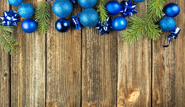 圣诞作文 框架由圣诞蓝色玩具 松枝在木制背景 平面布局 顶视图 复制空间 — 图库照片