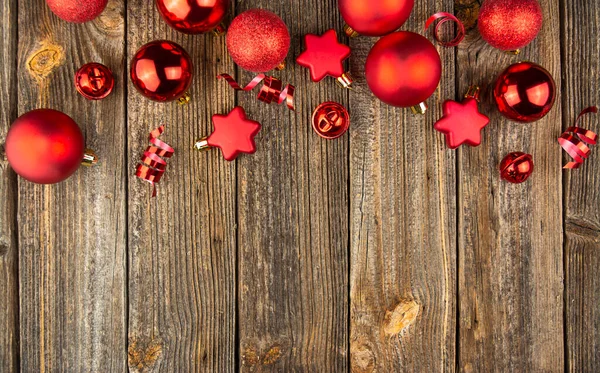 圣诞背景 红色的玩具和装饰在木制桌子上 圣诞卡班纳平整的一层带有复制空间的顶部视图 — 图库照片
