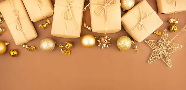 圣诞金球和礼品盒的圣诞构图 背景是棕色的 圣诞节的背景平躺在地上 尽收眼底 班纳复制空间 — 图库照片