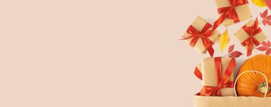 Taze balkabaklı kağıt torba, sonbahar yapraklı hediye kutuları. Cadılar Bayramı ya da Şükran Günü alışverişi. Sonbahar konsepti. Pankart. Düz yatıyordu. Boşluğu kopyala.