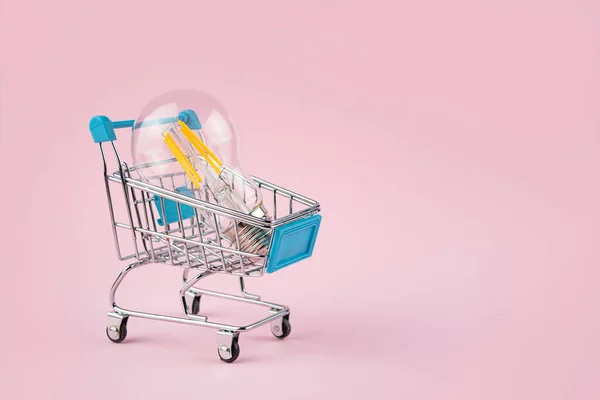 Üzleti Koncepció Lámpa Egy Bevásárlókocsiban Rózsaszín Háttérrel Üzleti Ötletek Ötletelés — Stock Fotó