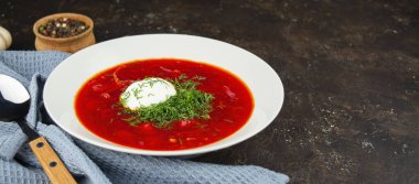 Karanlık bir masada geleneksel Ukrayna borştu. Pankart. Boşluğu kopyala.