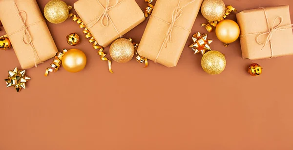圣诞框架由圣诞金球和礼物盒制成 背景是棕色的 圣诞节的背景平躺在地上 尽收眼底 复制空间 — 图库照片