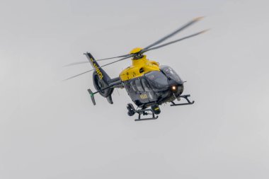 Helicoper G-Nw01 geri kalan Bay, Porthcawl, İngiltere'de 16 Şubat 2019 tarihinde üzerinde devriye polis