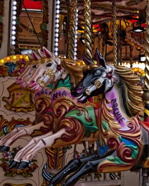 Çılgın renkli Carousel atlar
