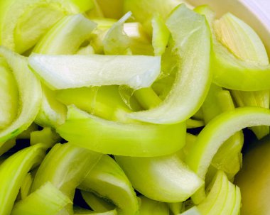 Taze soyulmuş soğan kabaca dilimlenmiş.