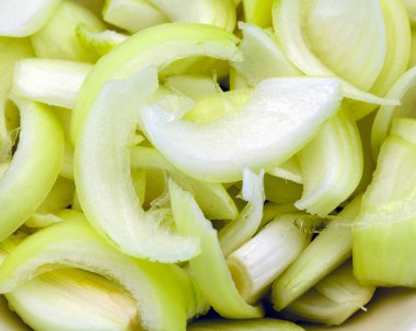 Taze soyulmuş soğan kabaca dilimlenmiş