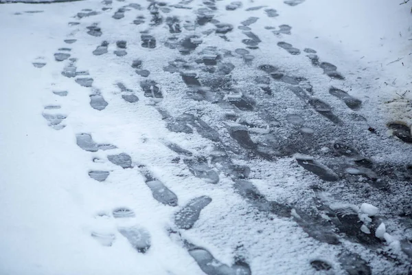 Gros Plan Des Empreintes Pas Sur Neige Fraîche — Photo