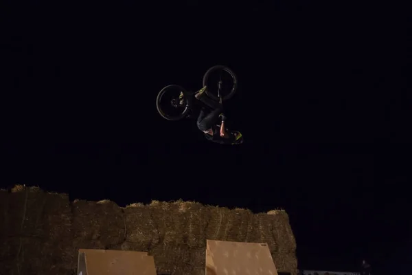 Odessa Ucrânia Agosto 2017 Ciclista Bmx Não Identificado Fazendo Salto — Fotografia de Stock