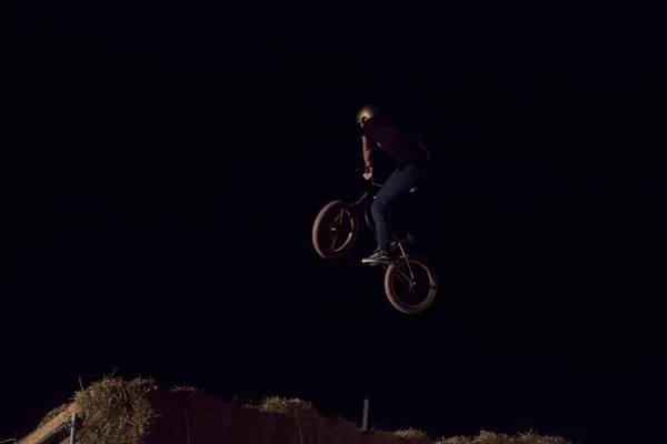 オデッサ ウクライナ 2017 正体不明の Bmx ライダー Bmx 競技中にジャンプの夜バイク作り — ストック写真