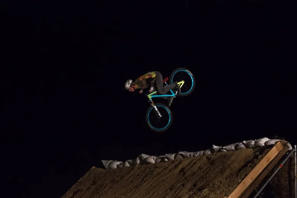 Odessa Ucrania Agosto 2017 Jinete Identificado Bmx Haciendo Salto Nocturno —  Fotos de Stock