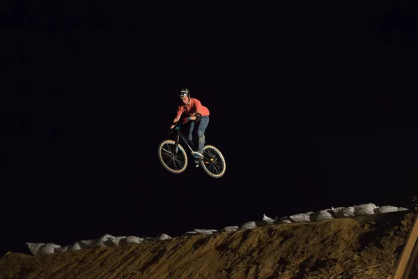 Odessa Ucrania Agosto 2017 Jinete Identificado Bmx Haciendo Salto Nocturno — Foto de Stock