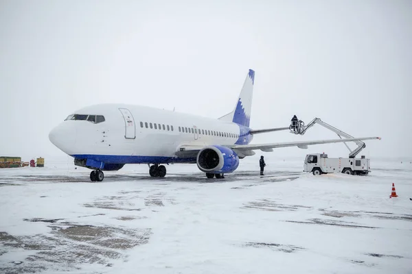 Proceso Cobertura Del Avión Pasajeros Con Líquido Contra Congelación Antes —  Fotos de Stock
