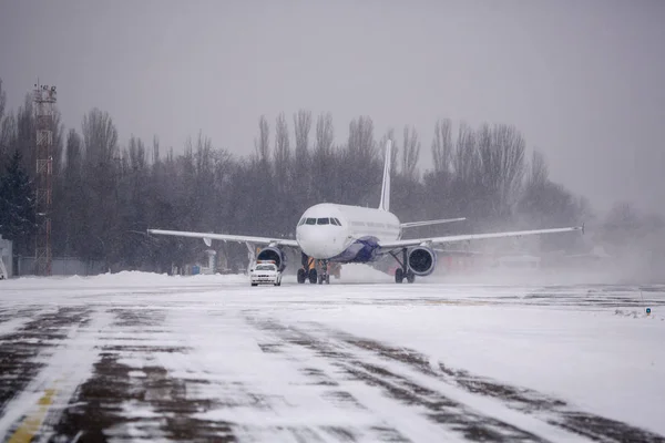 Samolot Lotnisku Pasa Startowego Śniegu — Zdjęcie stockowe