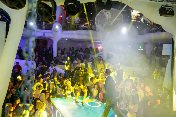 オデッサ ウクライナ 2013 夜のクラブ パーティー ダンス カラフルな光と音マシンの煙およびライトを示すを楽しむ人 — ストック写真