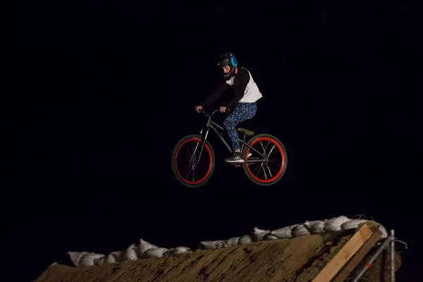 Odessa Ucrania Agosto 2017 Jinete Identificado Bmx Haciendo Salto Nocturno — Foto de Stock