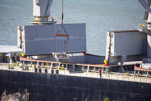 Statek Suchych Ładunków Ładowanie Przez Rudy Żelaza Rozładunku Porcie Bulker — Zdjęcie stockowe