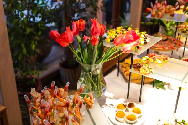 Close Buffet Table Decorating Tulip Flowers — Stock Photo, Image