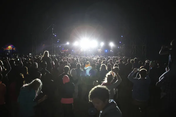 Silhouetten Von Konzertbesuchern Vor Hellen Bühnenlichtern Publikum Bei Musikkonzert — Stockfoto