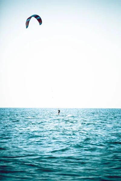人のウィンドサーフィンの遠景 — ストック写真