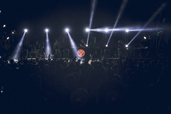 Silhouettes Concert Crowd Front Bright Stage Lights Outdoor Festival Night — Stock Photo, Image