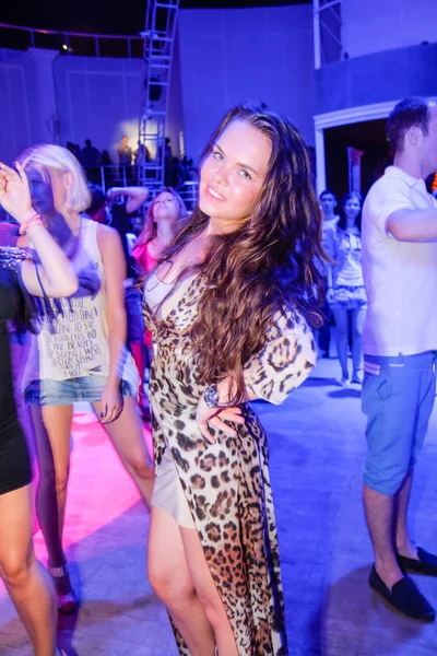 オデッサ ウクライナ 2013 ビーチクラブ の笑顔とクラブの夜のパーティーでのコンサート中にカメラにポーズ — ストック写真