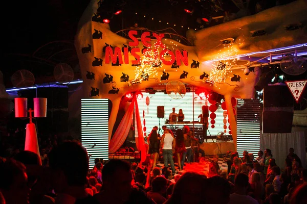 表示するマシンの煙およびライトのオデッサ ウクライナ 2013 夜クラブの パーティー ダンス カラフルな光と音を楽しむ人 — ストック写真