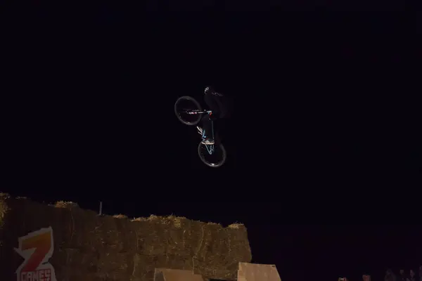 Odessa Ukrayna Ağustos 2017 Gece Bisiklet Bmx Yarışma Sırasında Atlamak — Stok fotoğraf