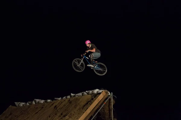 Odessa Ukrayna Ağustos 2017 Gece Bisiklet Bmx Yarışma Sırasında Atlamak — Stok fotoğraf