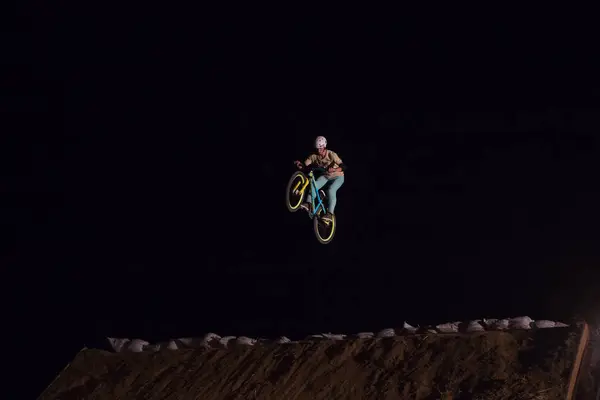 Odessa Ukrayna Ağustos 2017 Gece Bisiklet Bmx Yarışma Sırasında Atlamak — Stok fotoğraf