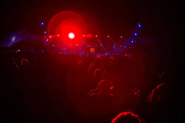 Konserin Siluetleri Parlak Sahne Işıkları Önünde Kalabalık Kalabalığa Müzik Konseri — Stok fotoğraf