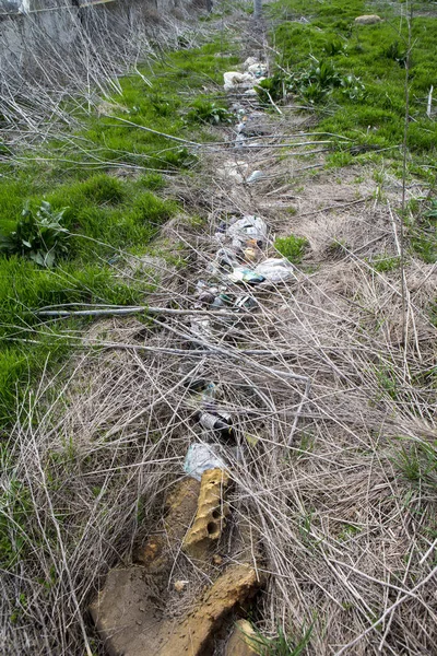 Schmutzwasser Umweltkatastrophe Der Fluss Ist Durch Plastikflaschen Mit Radreifen Motoröl — Stockfoto