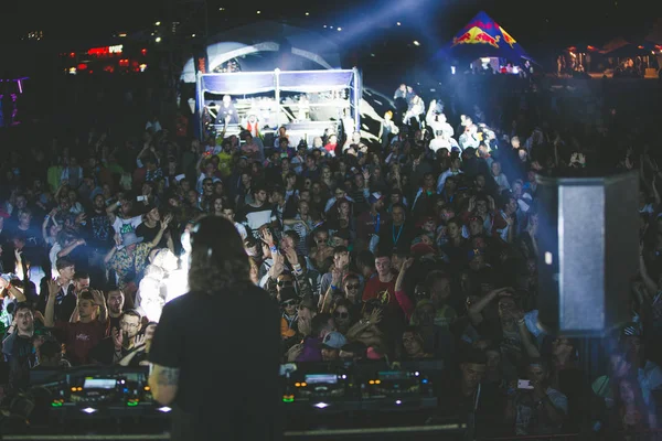 Mit Kopfhörern Bei Nachtclubparty Unter Buntem Licht Und Menschen Drängen — Stockfoto