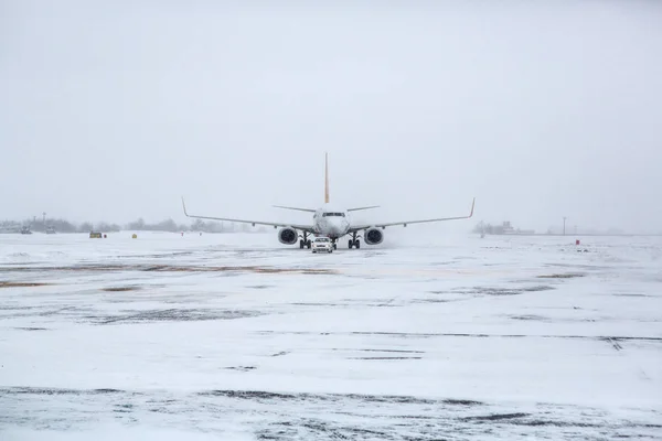 Avião Pista Aeroporto Neve — Fotografia de Stock