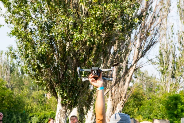 Человек Держит Дрон Руках Летнем Парке Деревьями Стоковое Изображение