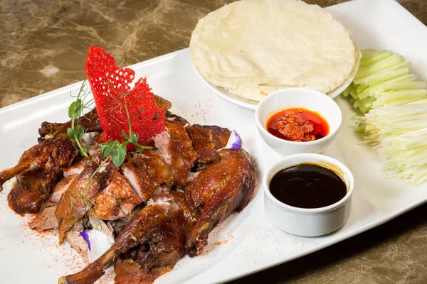 Nahaufnahme Von Fleisch Mit Sauce Und Gemüse — Stockfoto